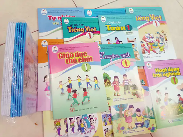 hinh-anh-sach-giao-khoa-co-nen-cap-nhat-hang-nam-cau-chuyen-ve-noi-dung-chi-phi-va-hoc-sinh-573-0