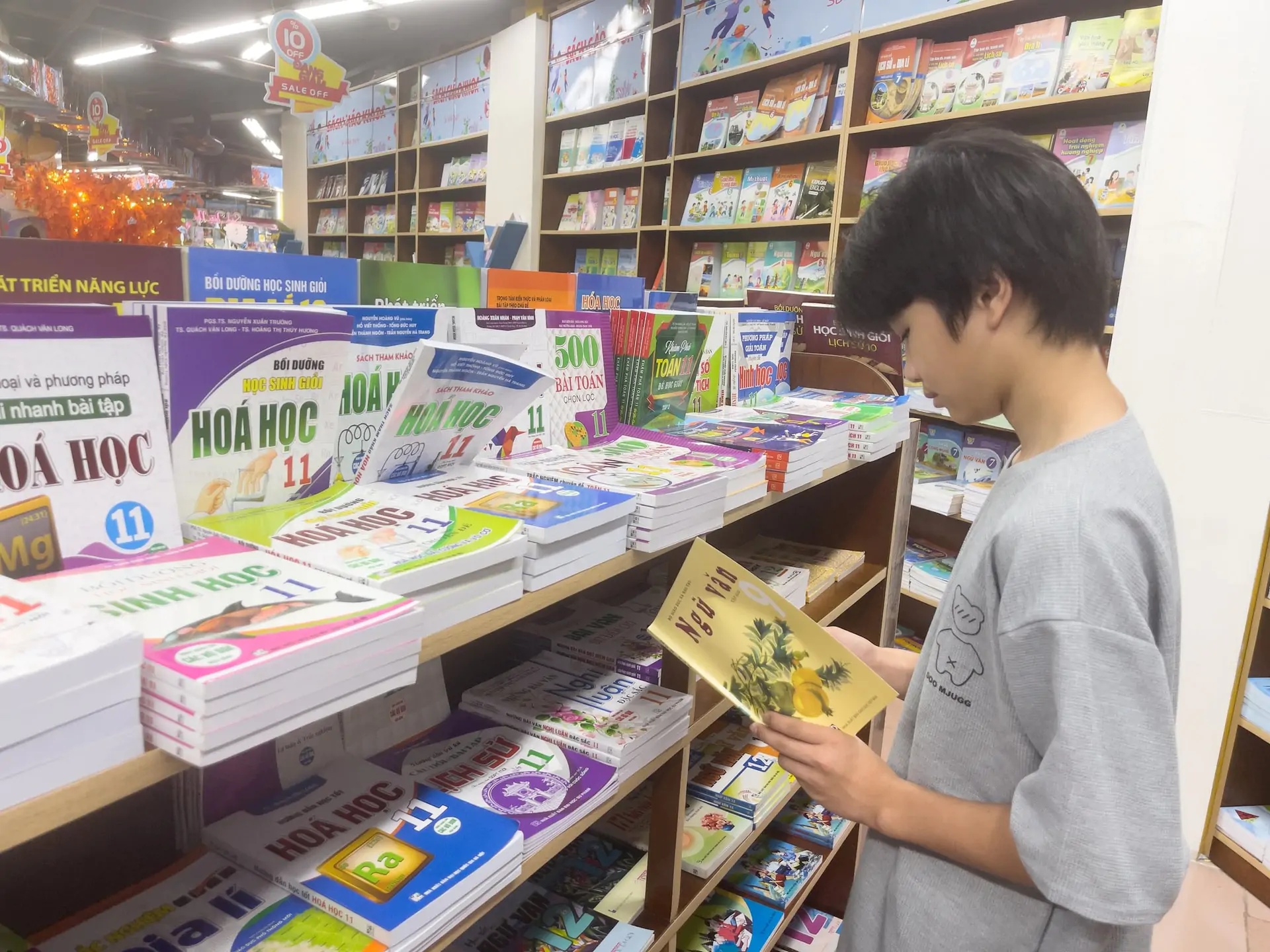 hinh-anh-sach-giao-khoa-co-nen-cap-nhat-hang-nam-cau-chuyen-ve-noi-dung-chi-phi-va-hoc-sinh-573-1